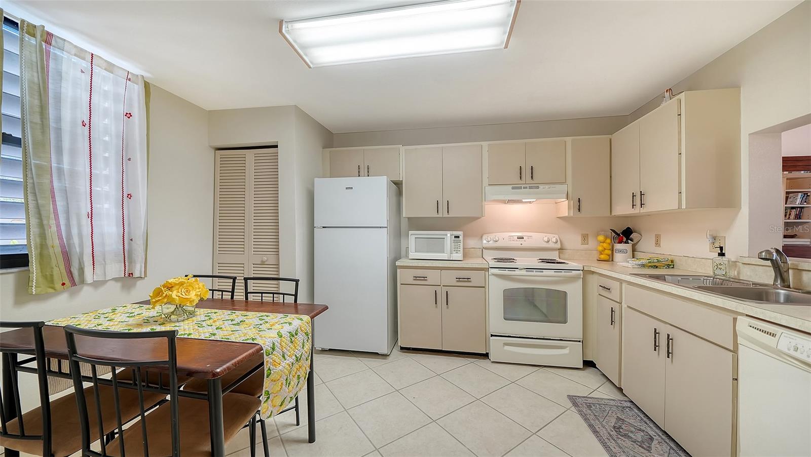 214 LAKEWOOD DR #214