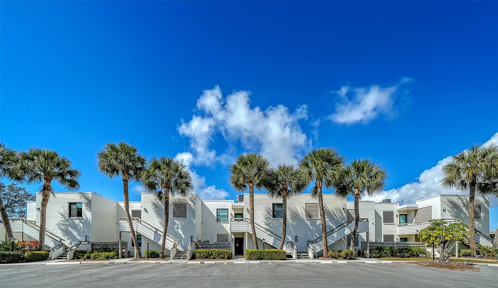 214 LAKEWOOD DR #214