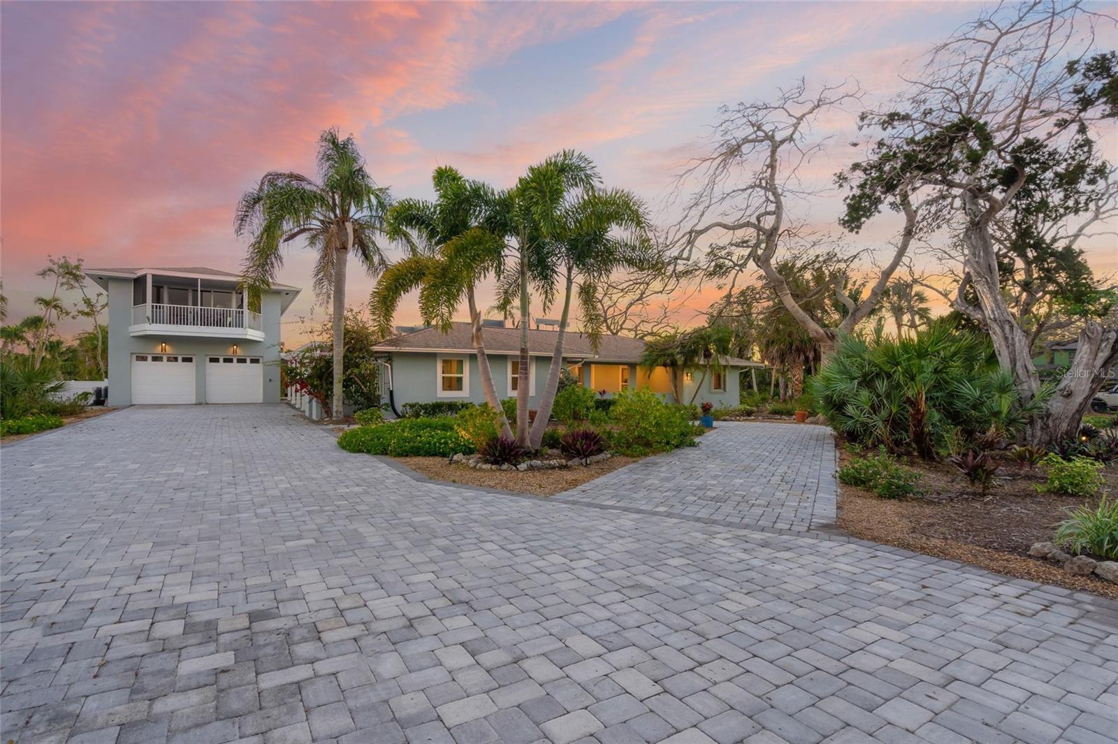 8560 HERON LAGOON CIR