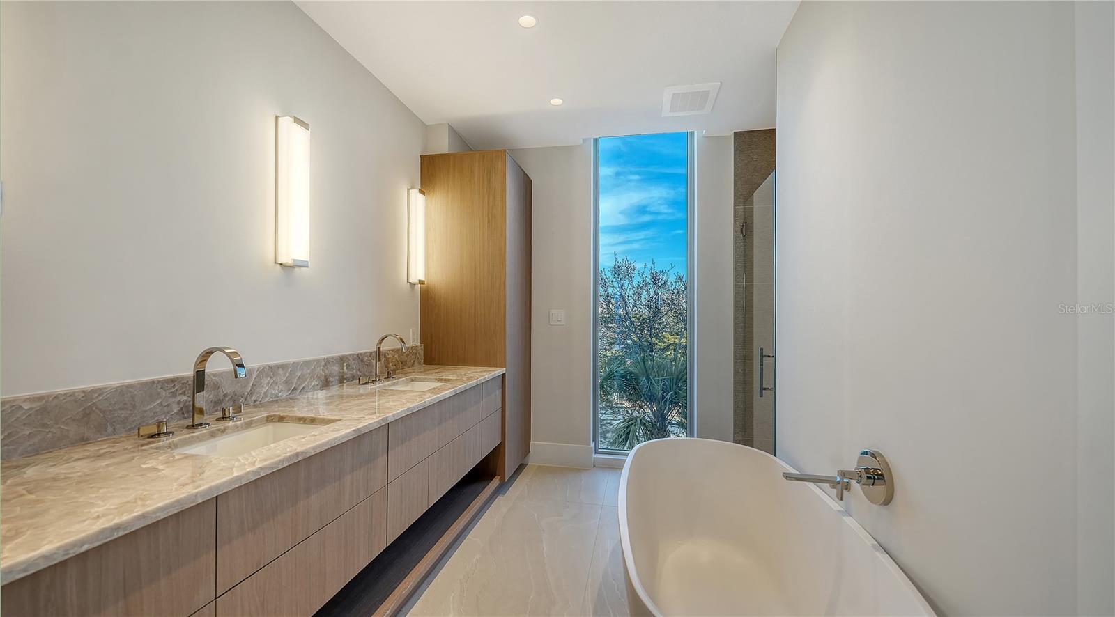 223 GOLDEN GATE PT #302