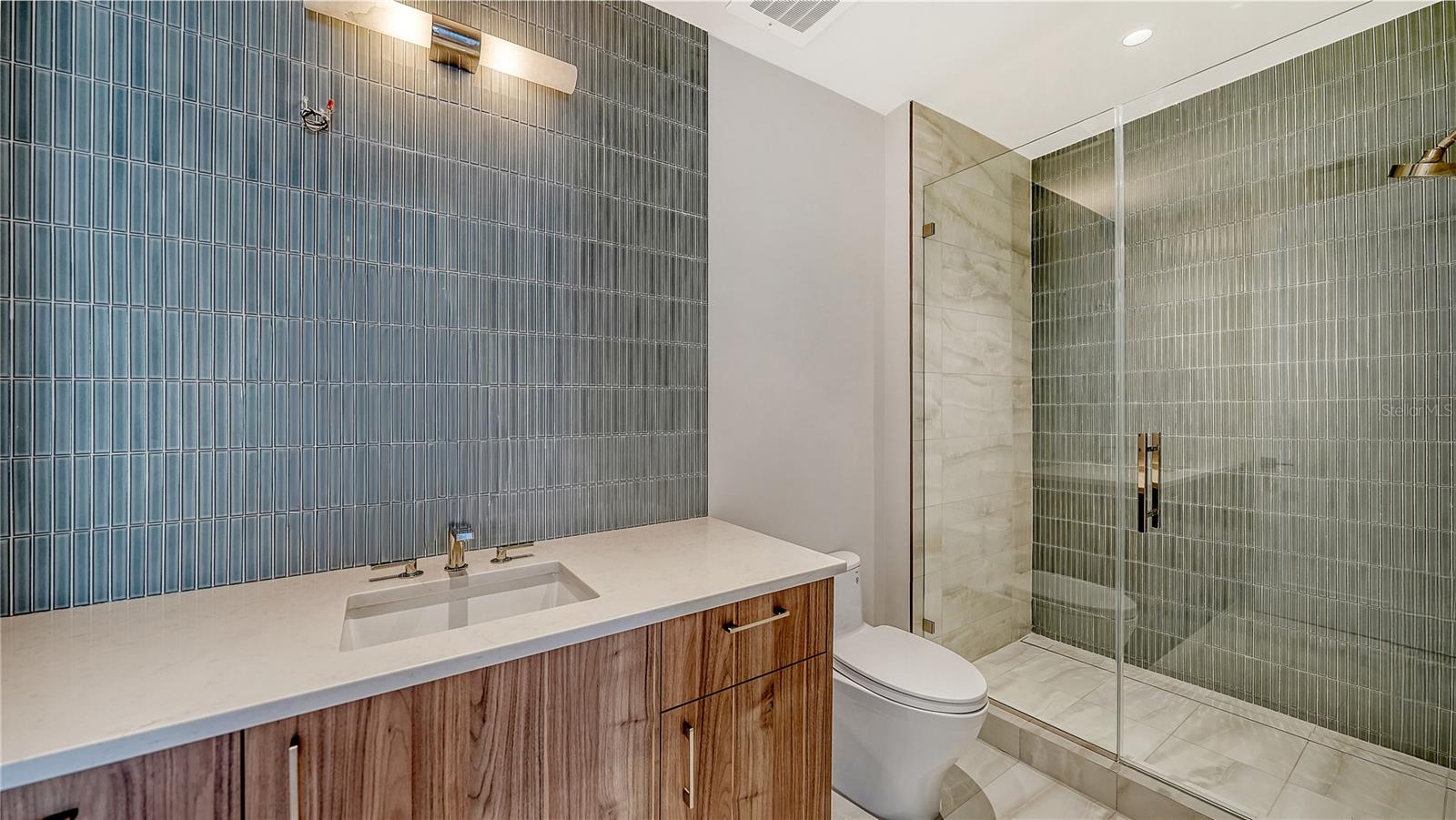 223 GOLDEN GATE PT #302