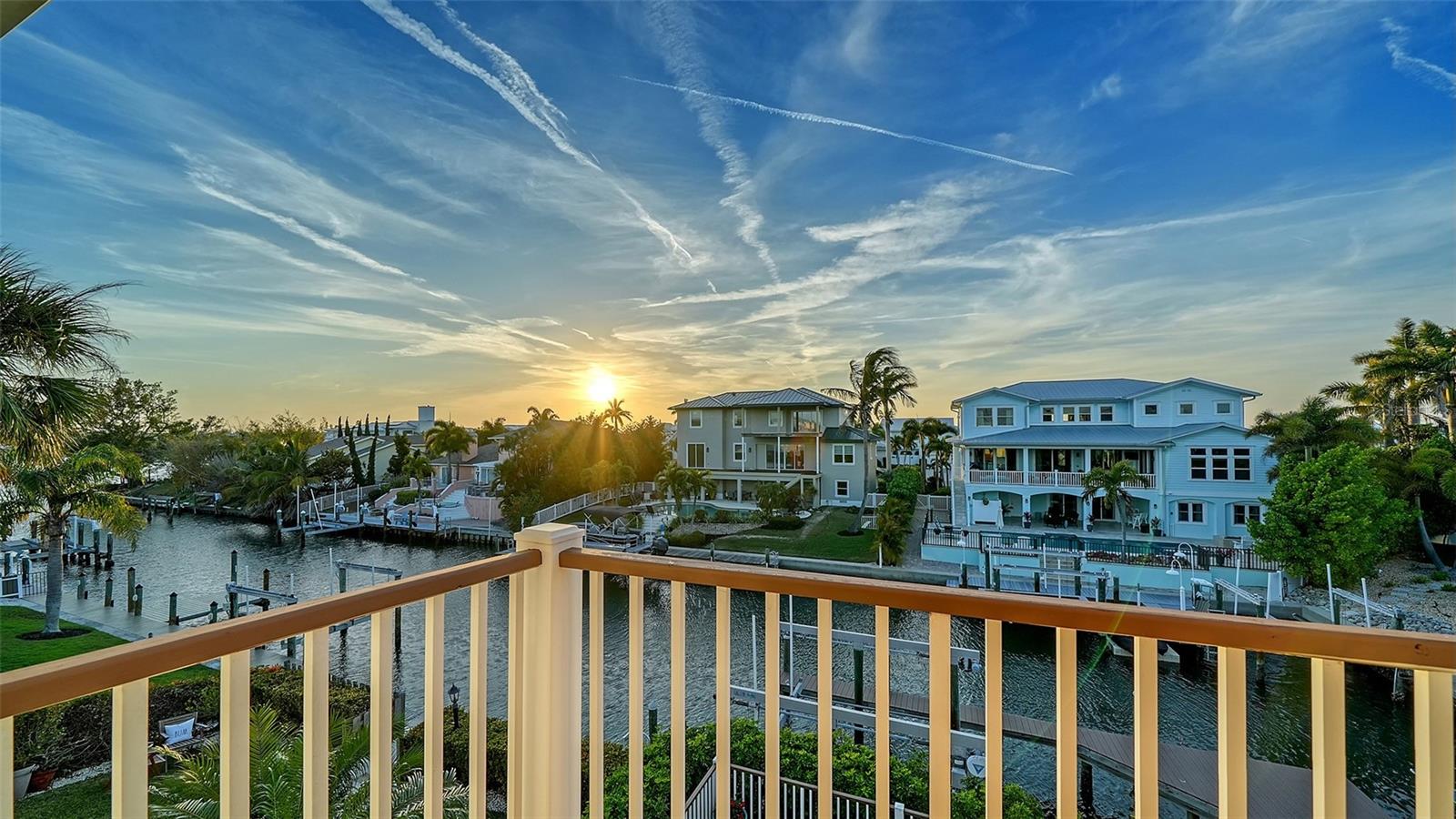 605 N POINT DR