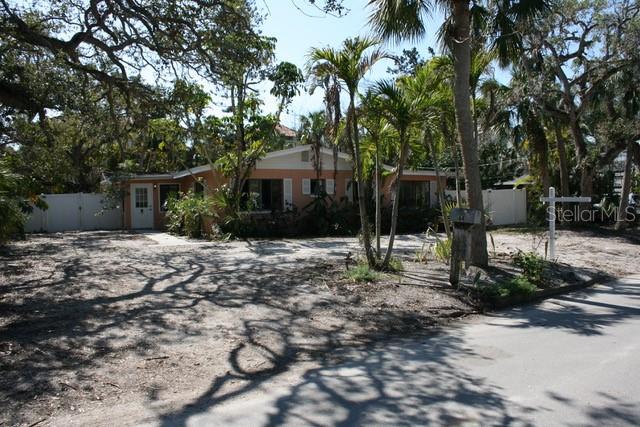144 GARDEN LN