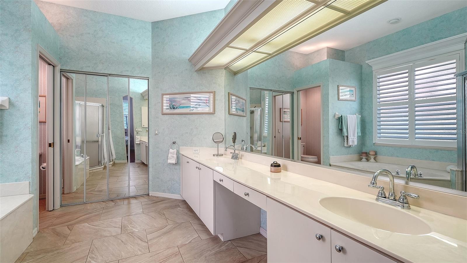 533 FALLBROOK DR