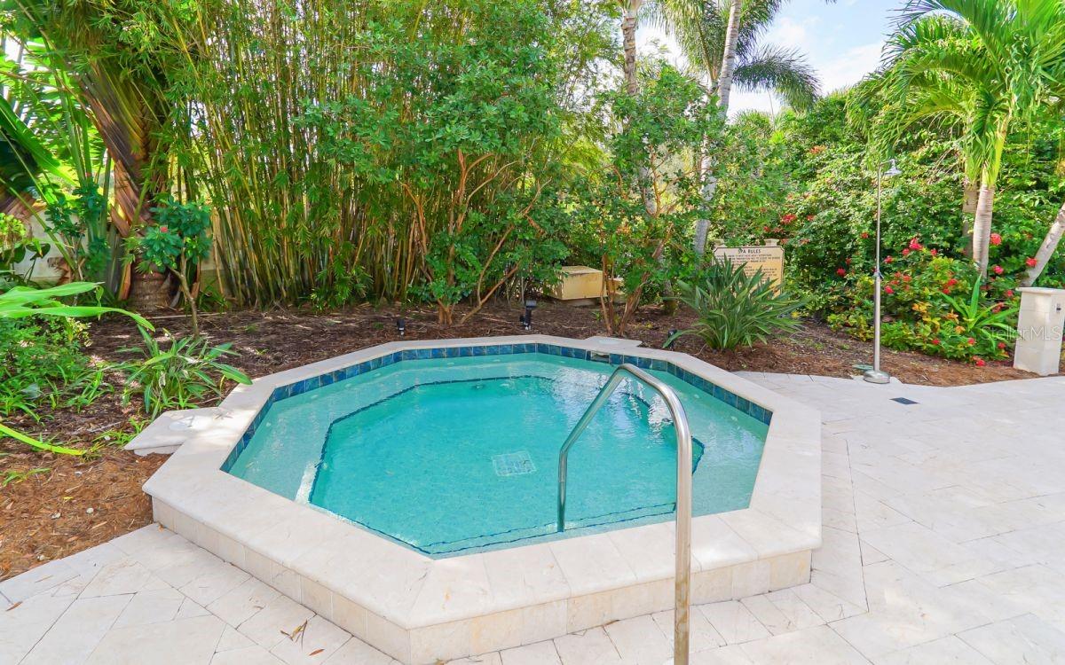533 FALLBROOK DR