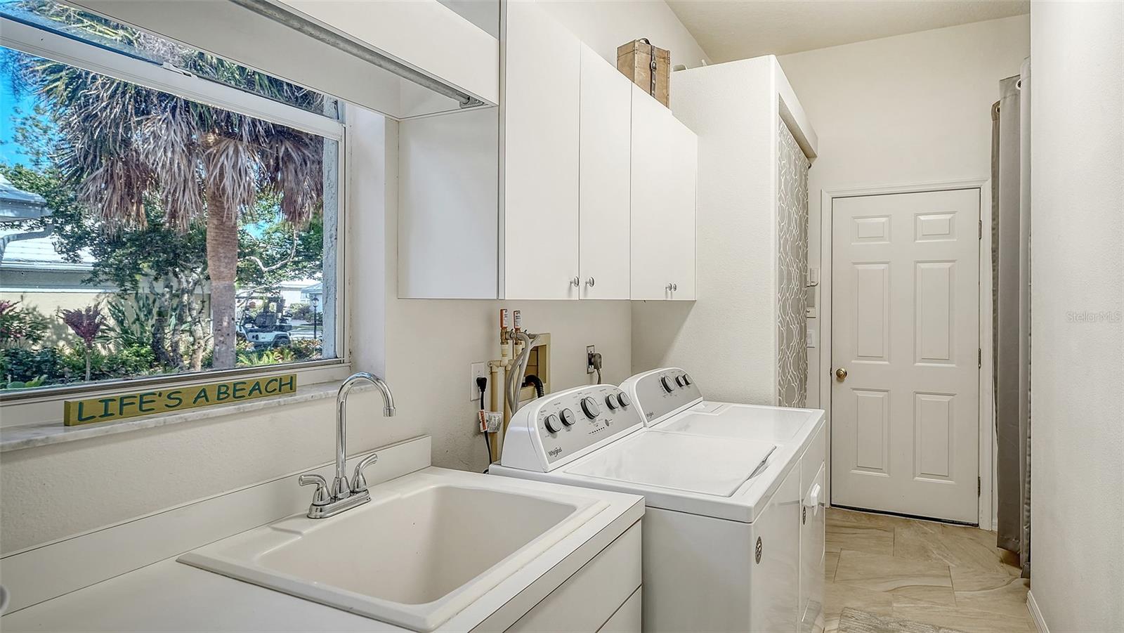 533 FALLBROOK DR