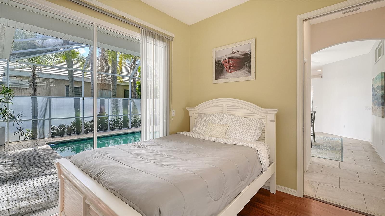 533 FALLBROOK DR
