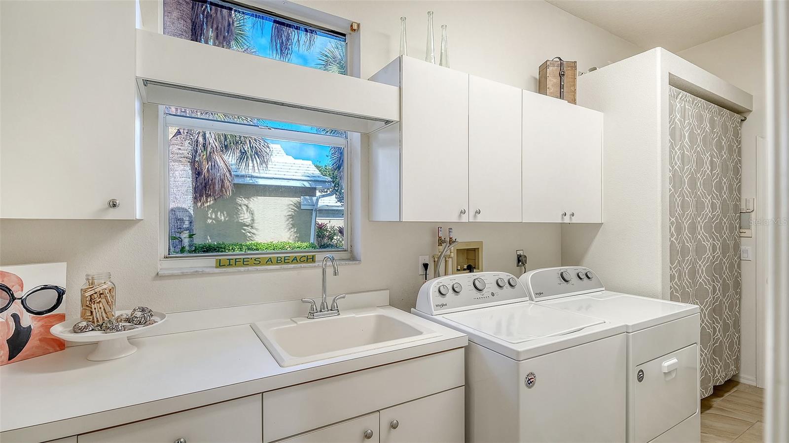 533 FALLBROOK DR