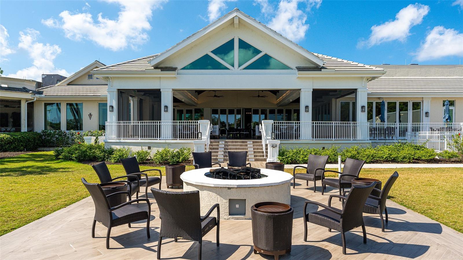 533 FALLBROOK DR