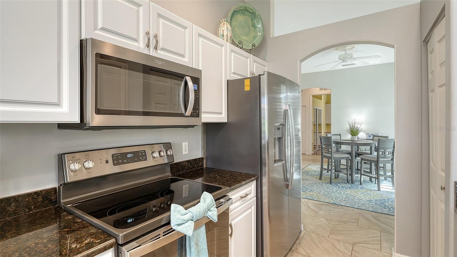 533 FALLBROOK DR