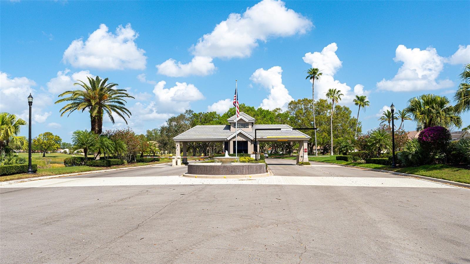 533 FALLBROOK DR