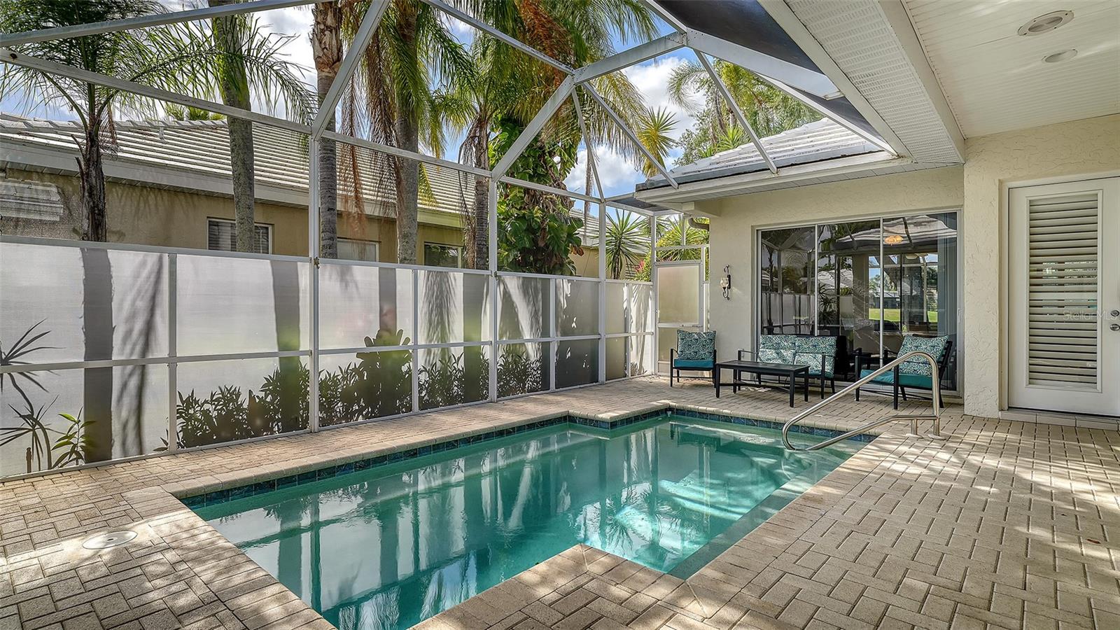 533 FALLBROOK DR