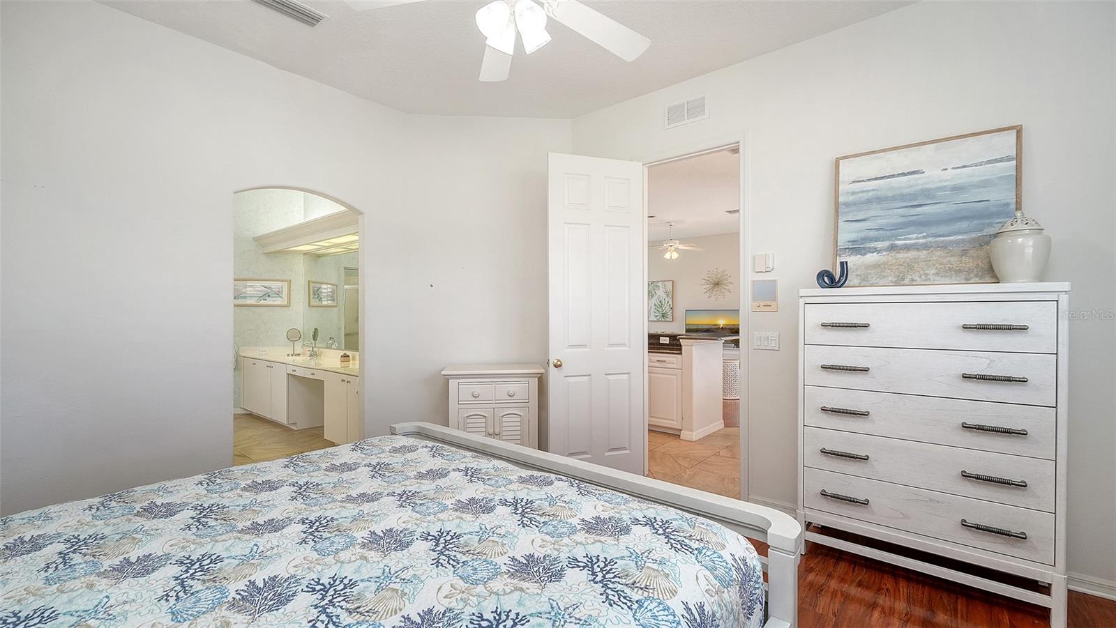 533 FALLBROOK DR