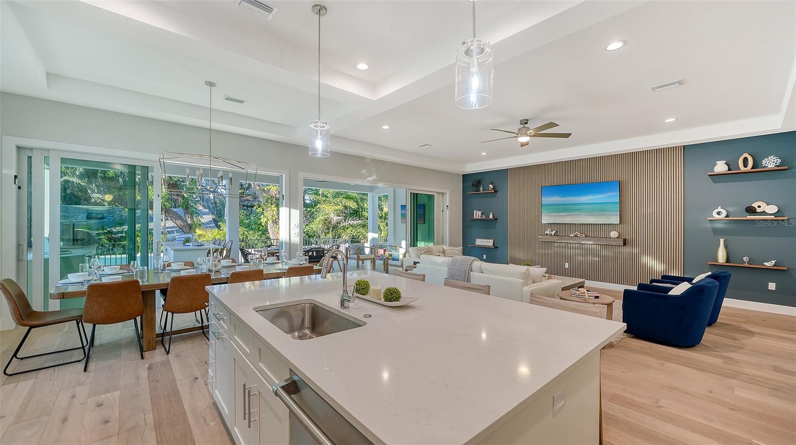 1537 SIESTA DR
