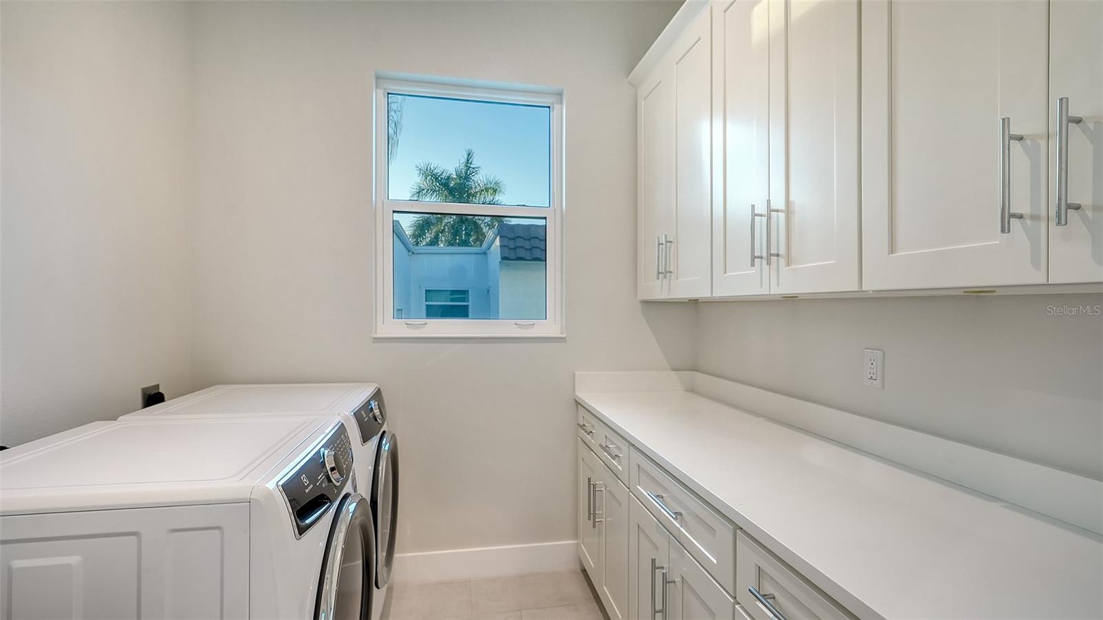 1537 SIESTA DR