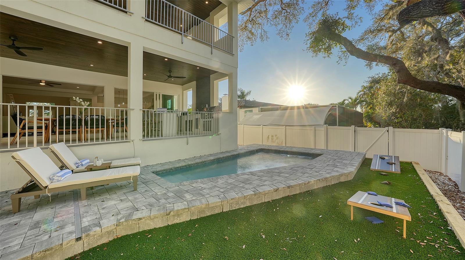 1537 SIESTA DR