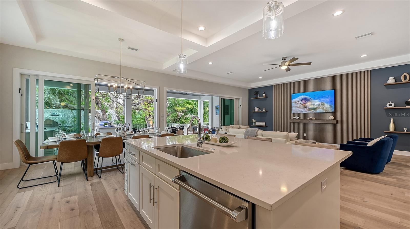 1537 SIESTA DR