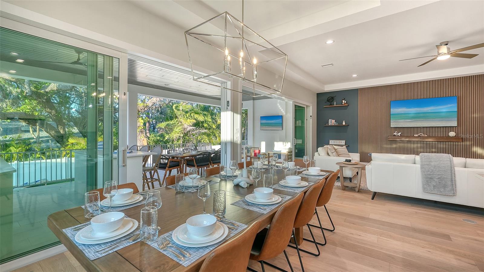 1537 SIESTA DR