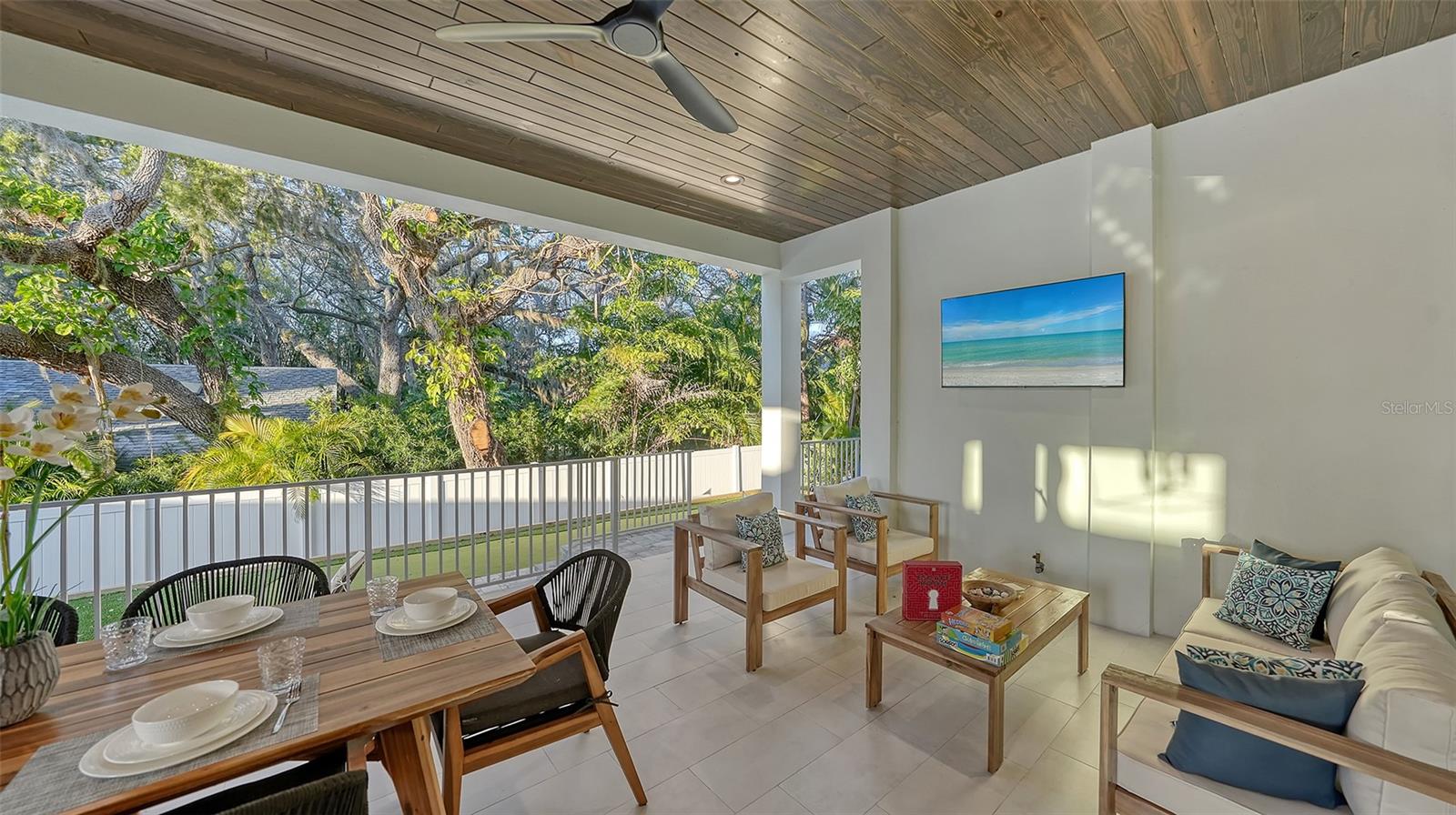1537 SIESTA DR