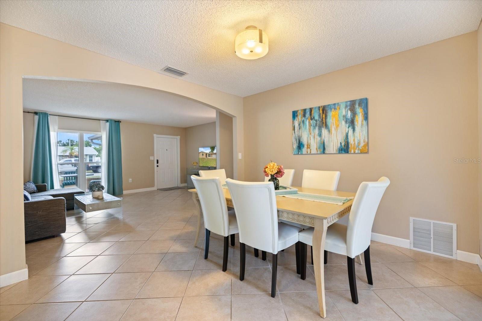 818 PLUM TREE LN
