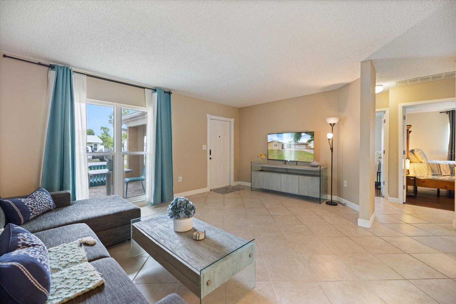 818 PLUM TREE LN