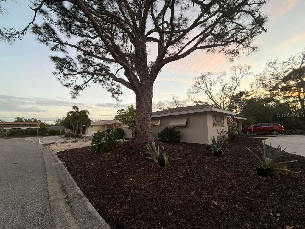 5004 MEDALIST RD