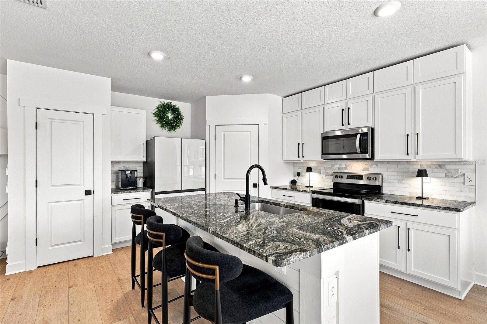3283 HILLTOP CIR