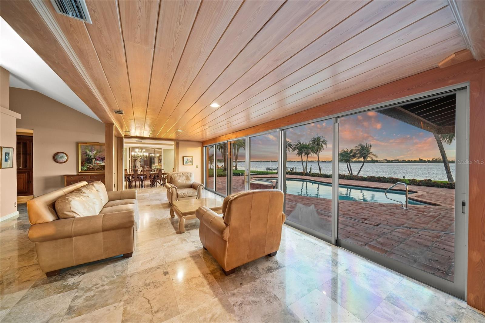 1136 N LAKE SHORE DR