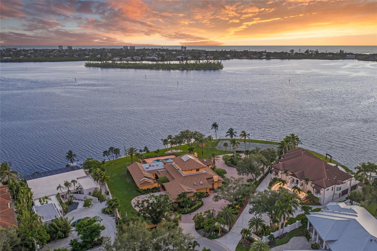 1136 N LAKE SHORE DR