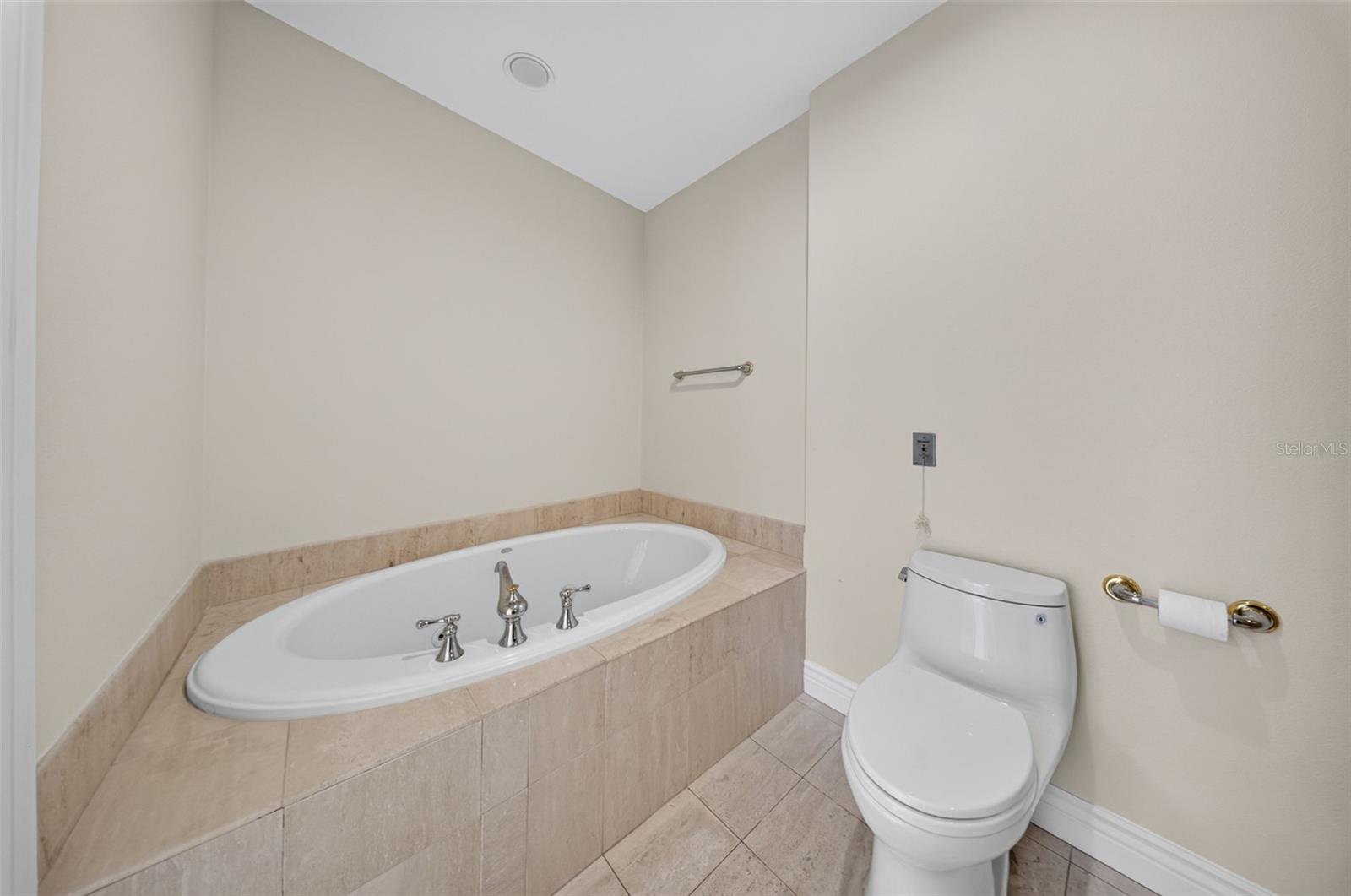 1233 N GULFSTREAM AVE #401