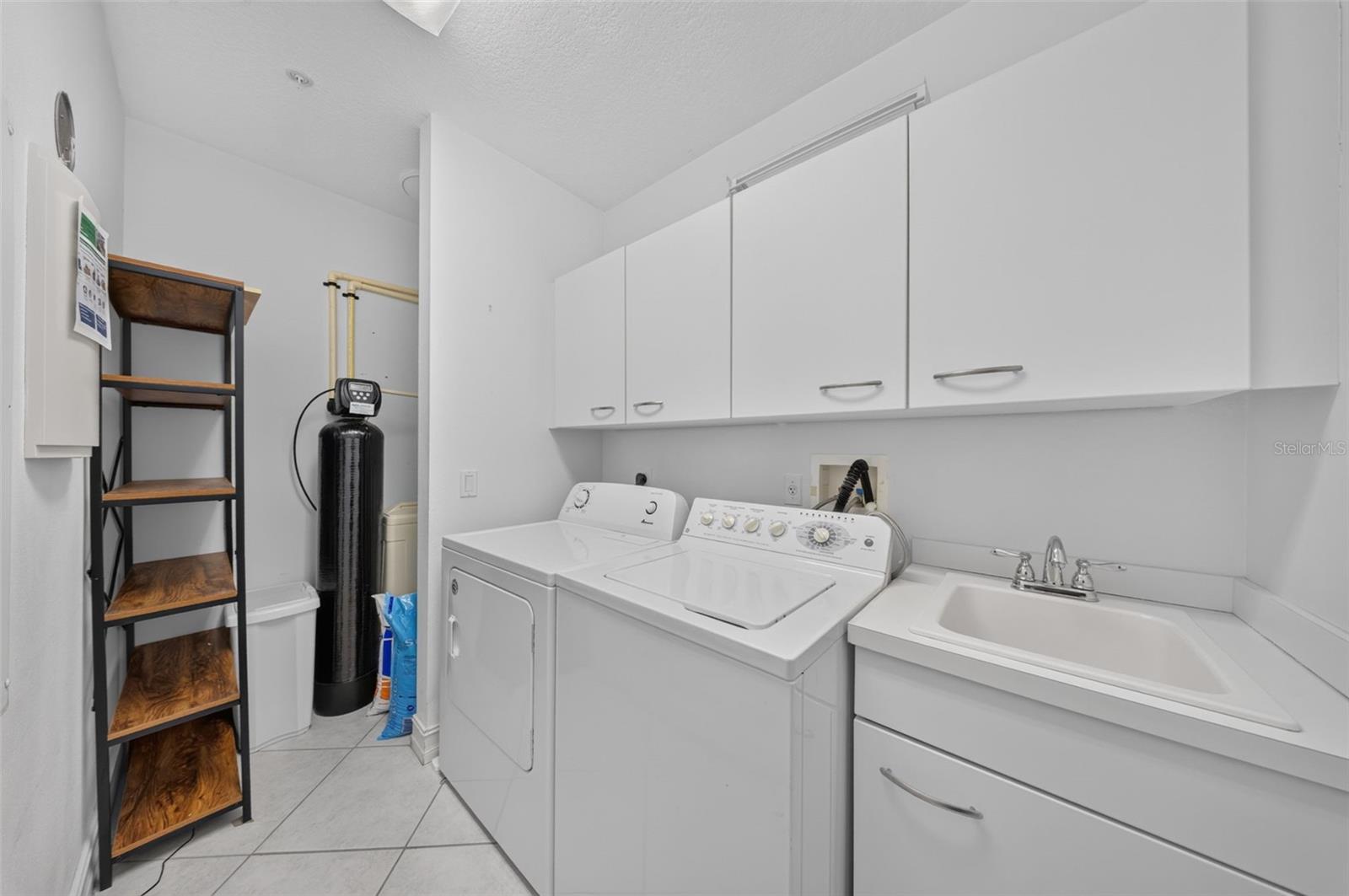 1233 N GULFSTREAM AVE #401