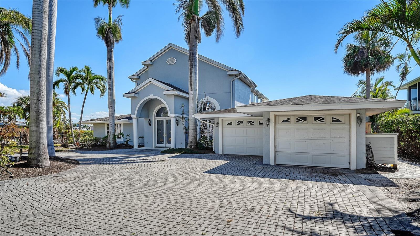 732 SIESTA DR