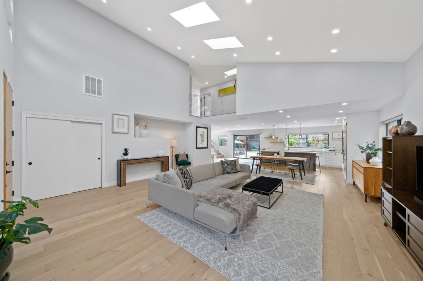 754 Cordilleras Avenue