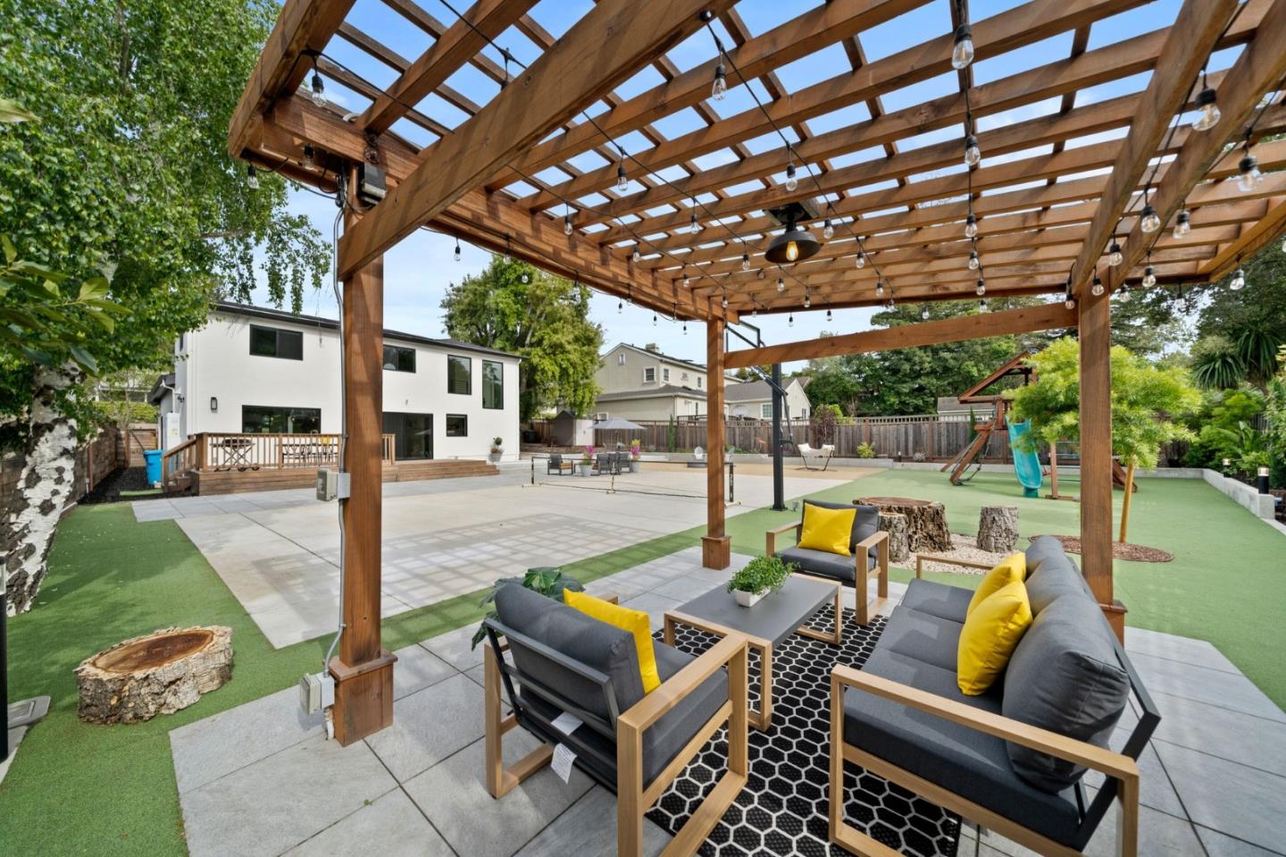 754 Cordilleras Avenue