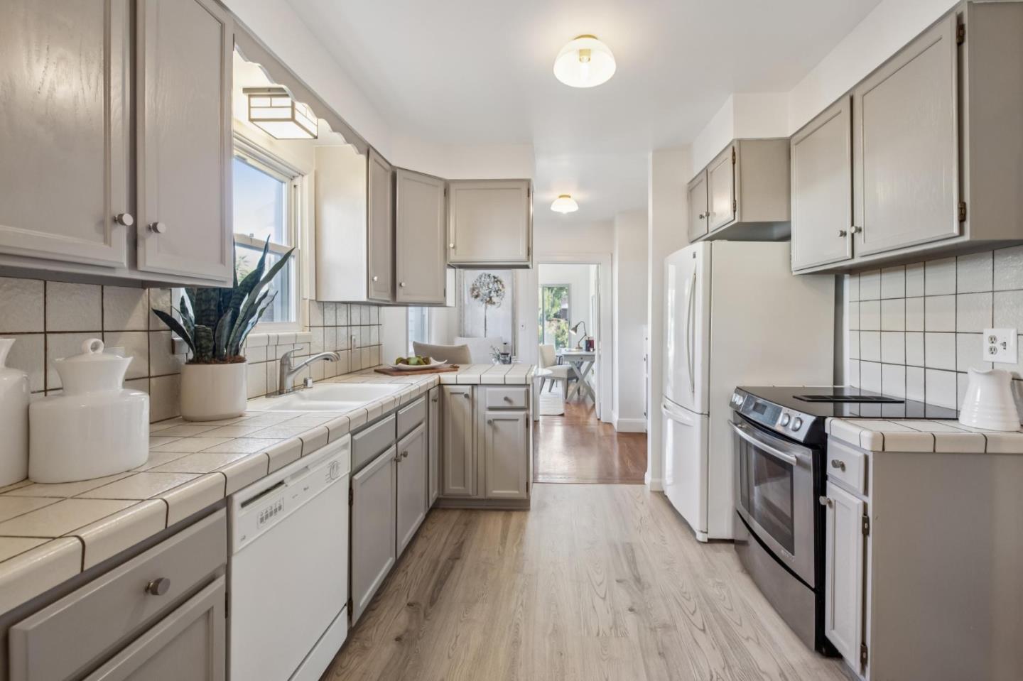 1585 Union AVE
