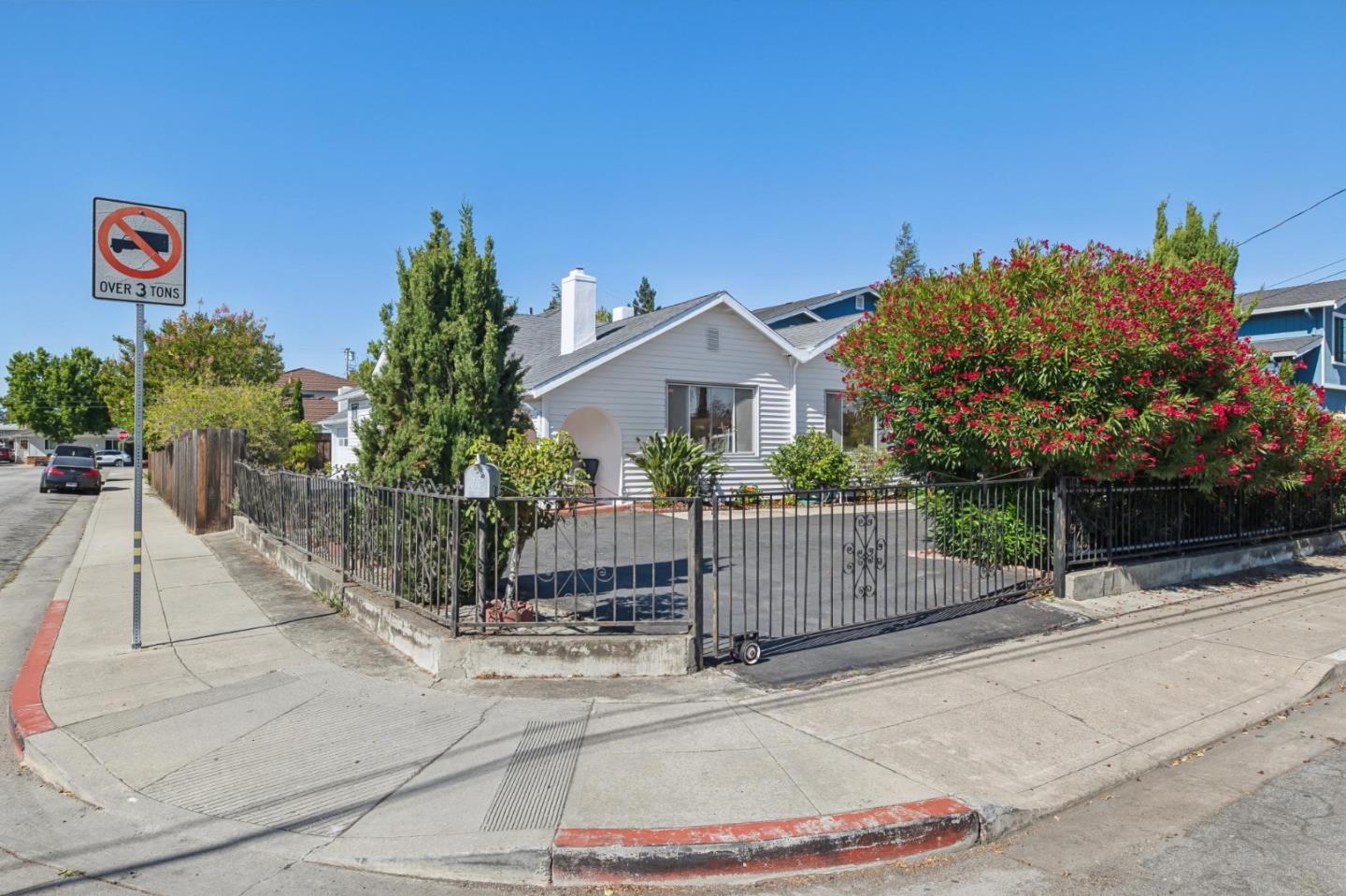 1585 Union AVE