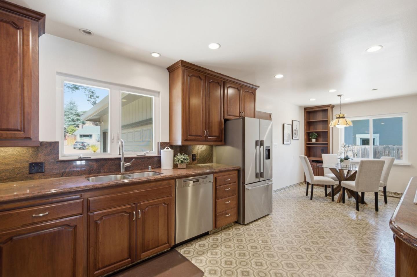 886 Heather DR