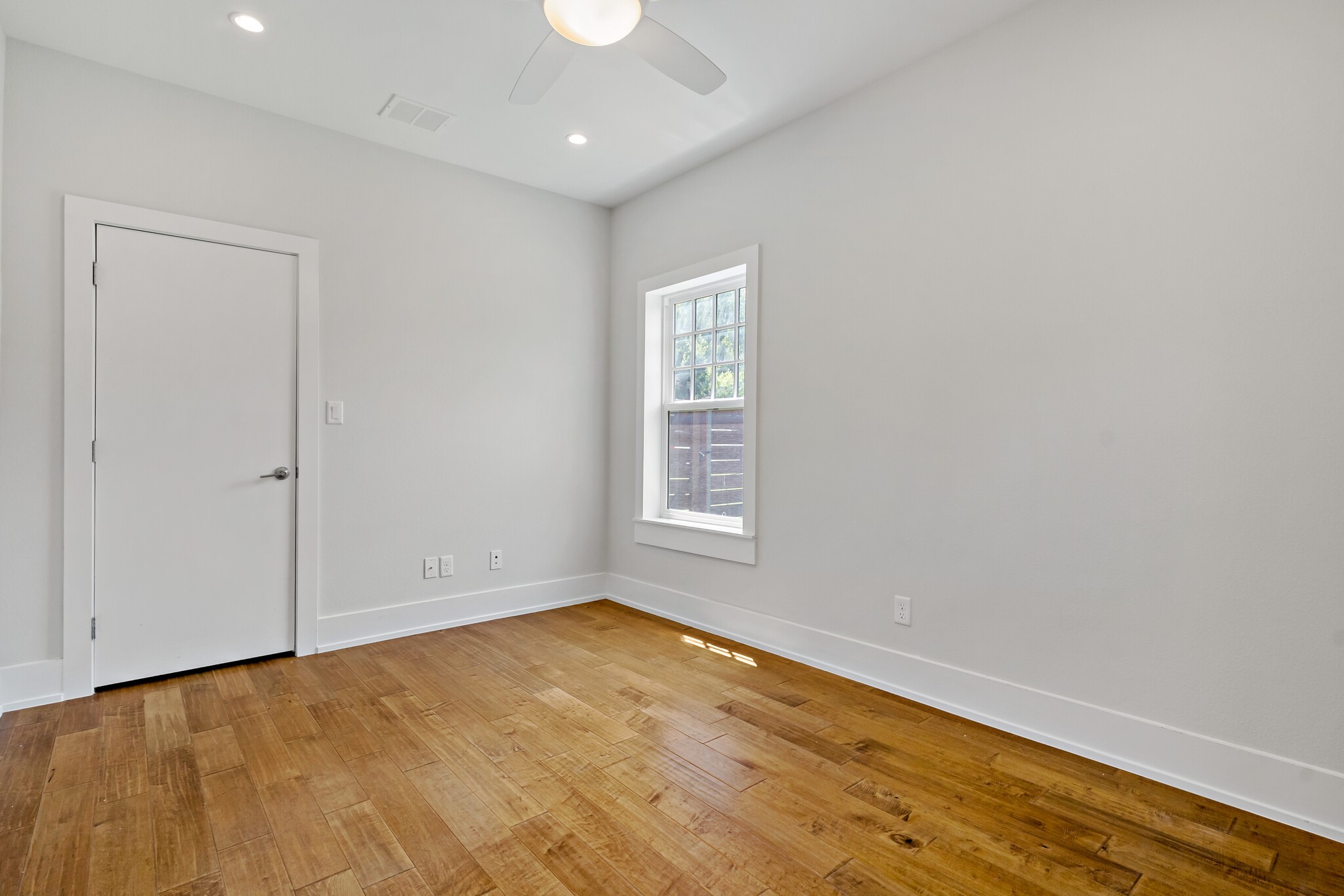833 N Van Buren Avenue
