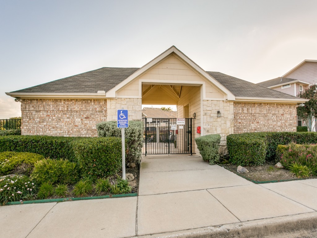 925 Englewood Lane