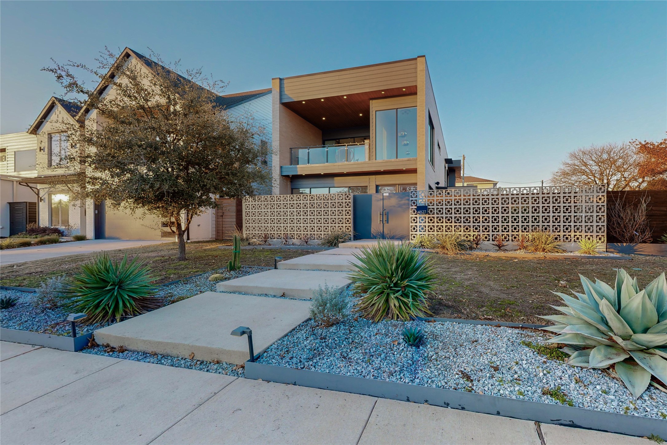4827 Cowan Avenue