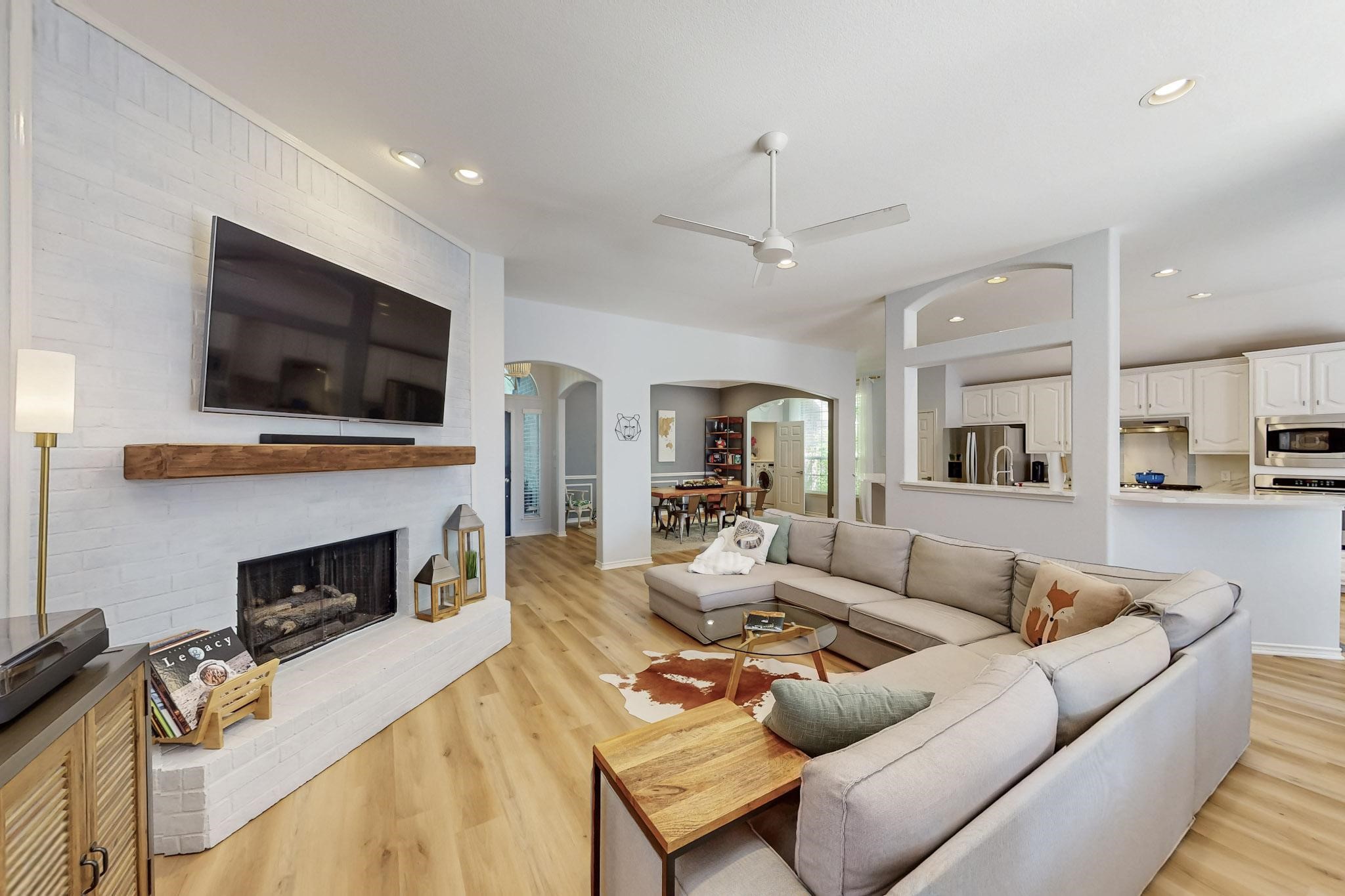 8305 Desert Dunes Trail