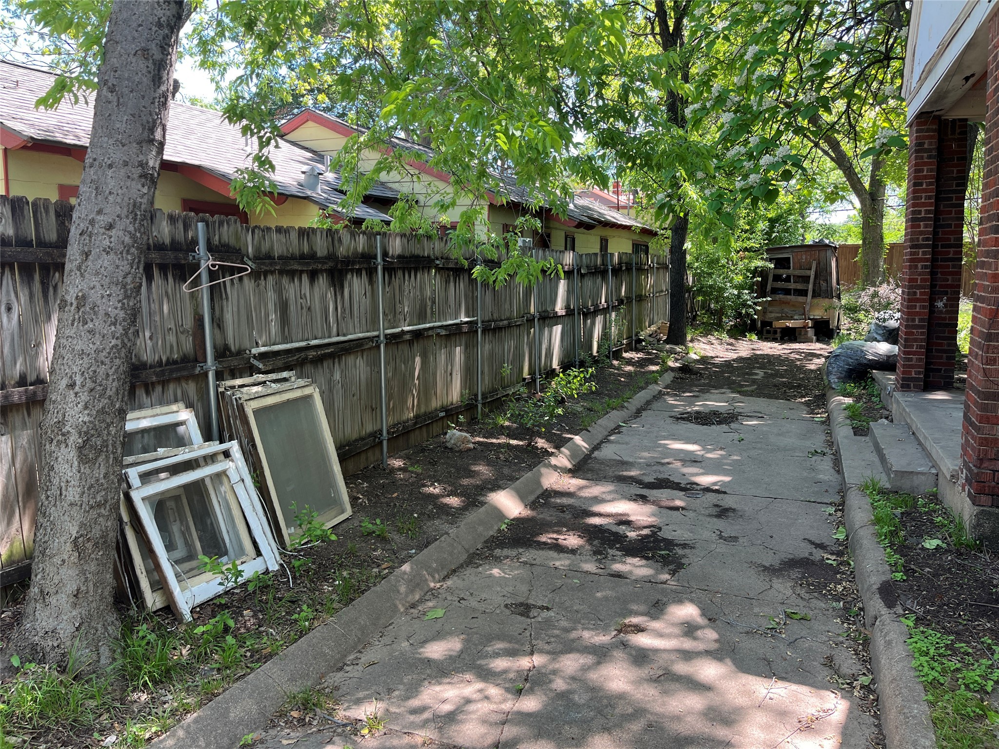 218 E 5th Street