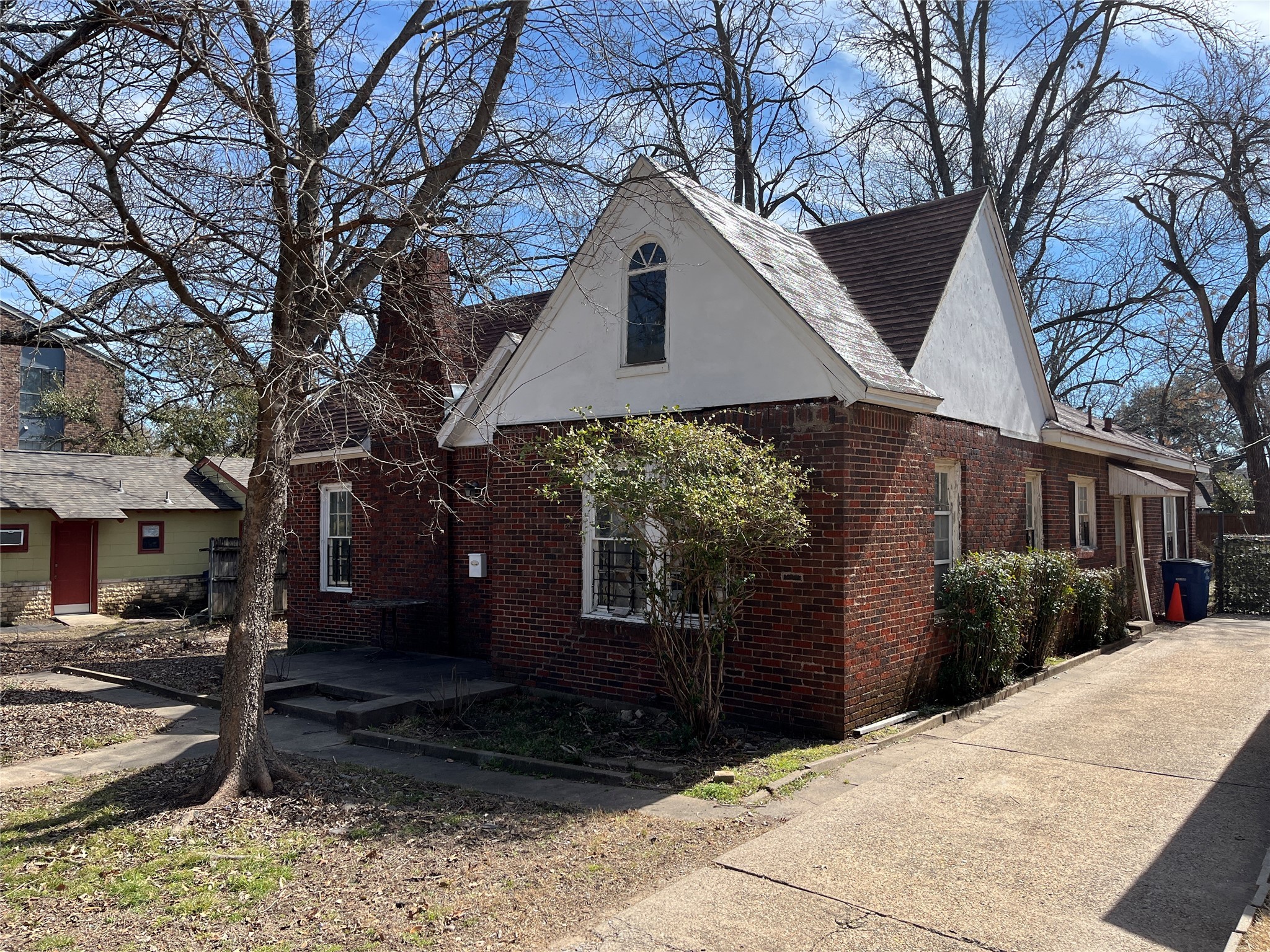 218 E 5th Street