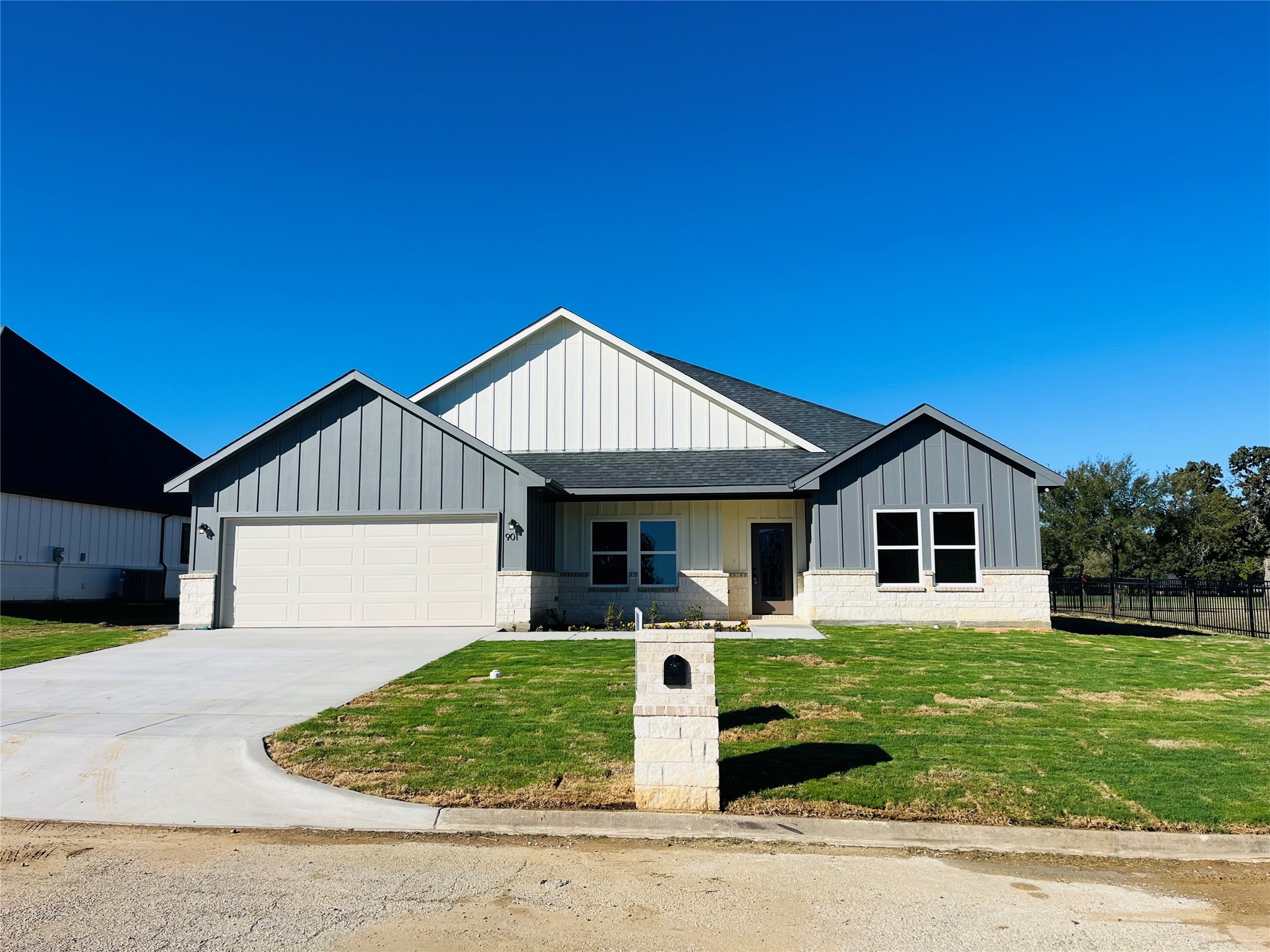 901 Holiday Hill