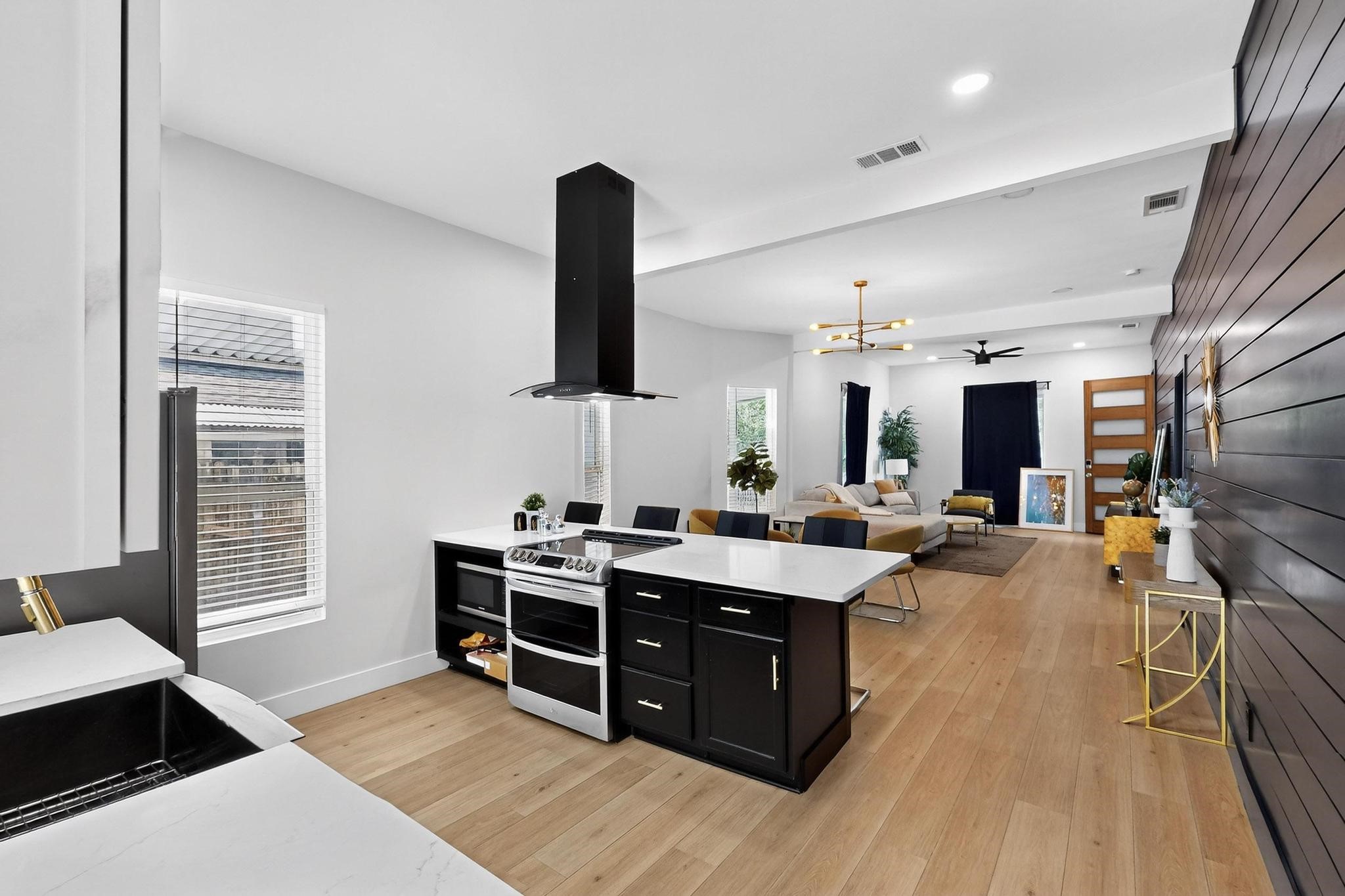 712 W 8th Street