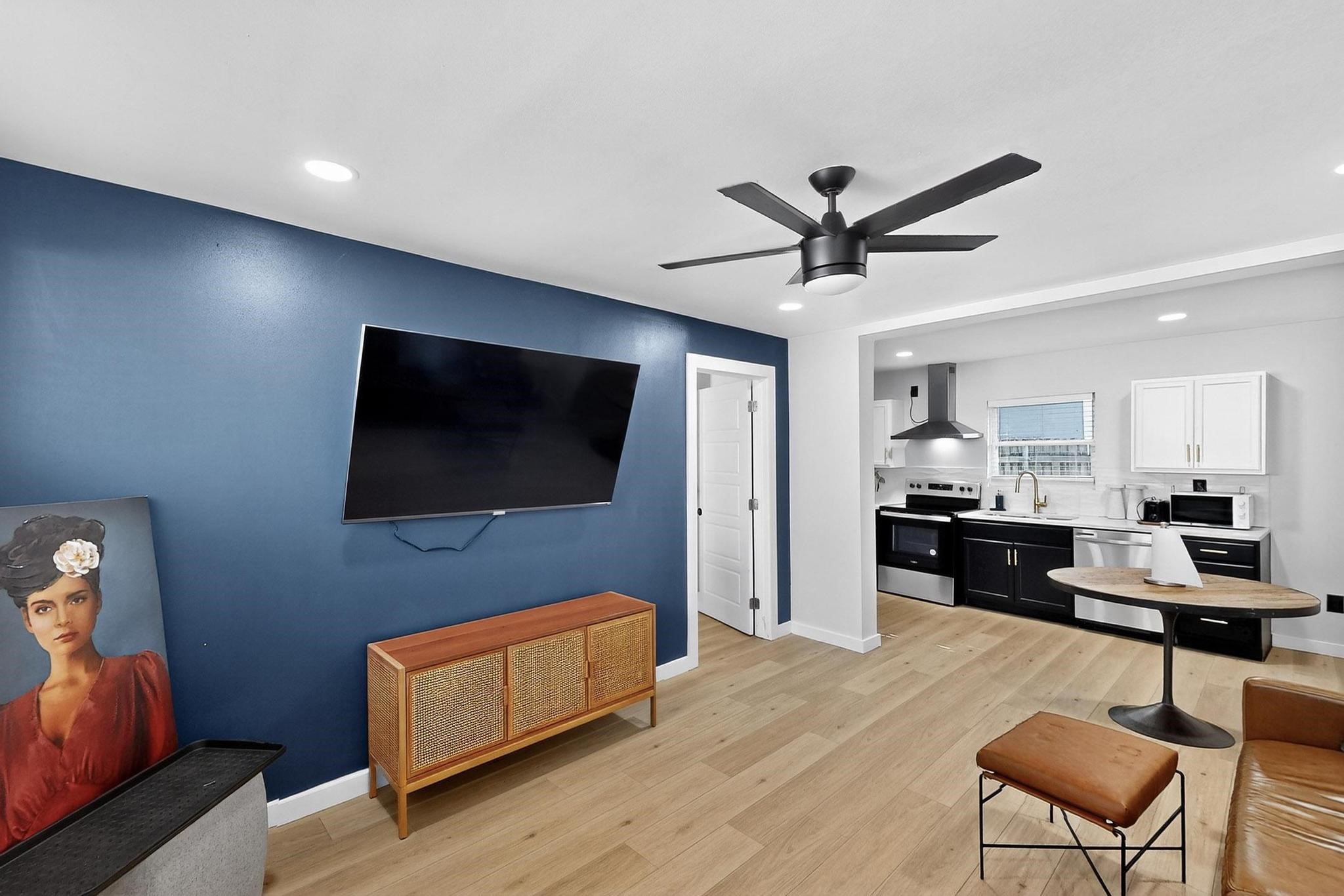712 W 8th Street