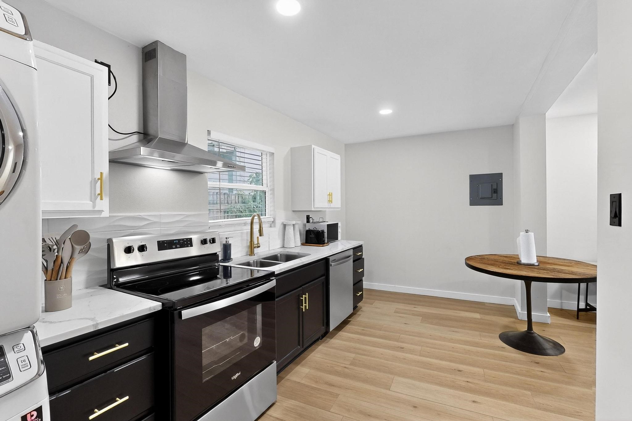 712 W 8th Street