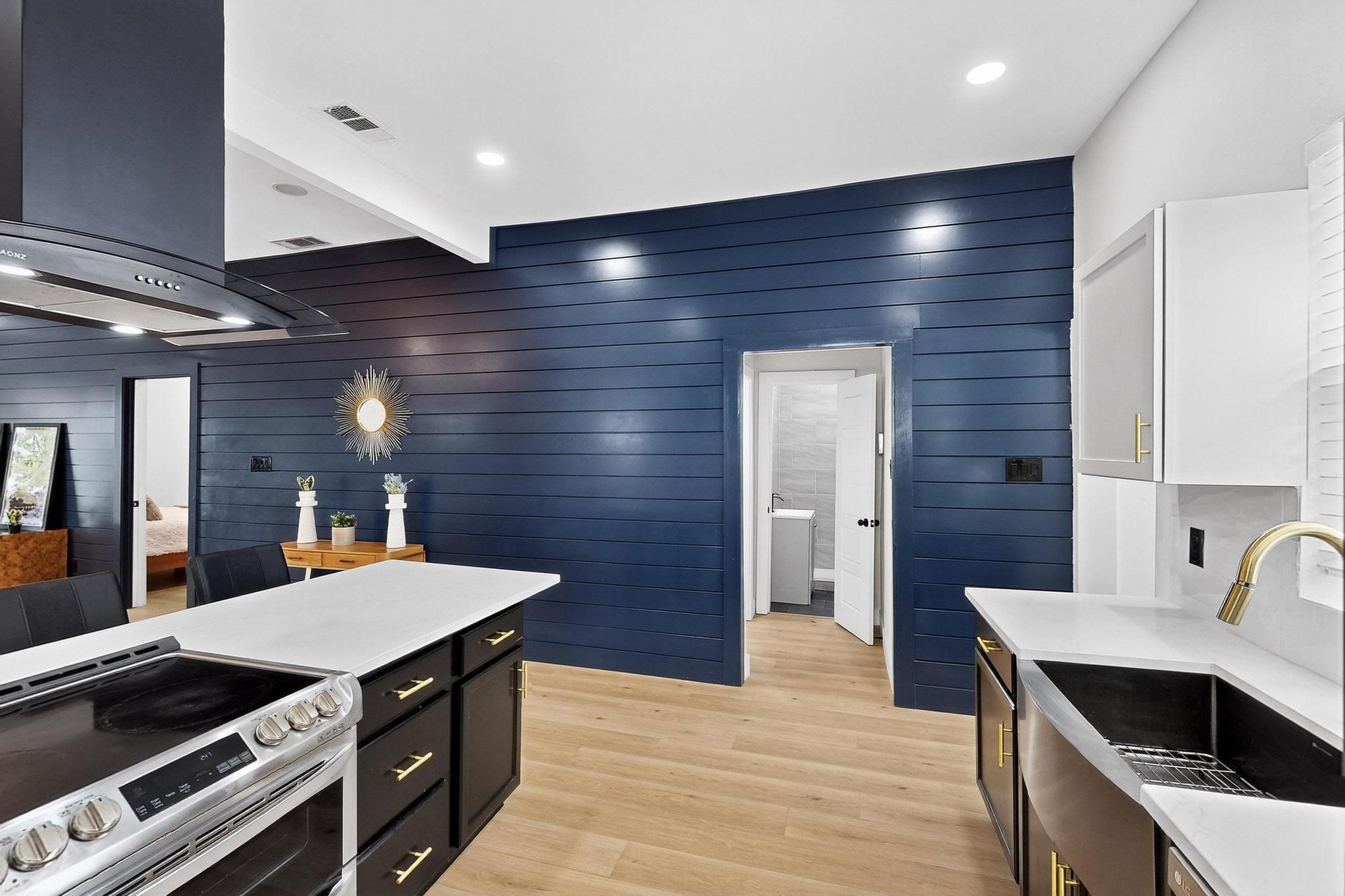 712 W 8th Street