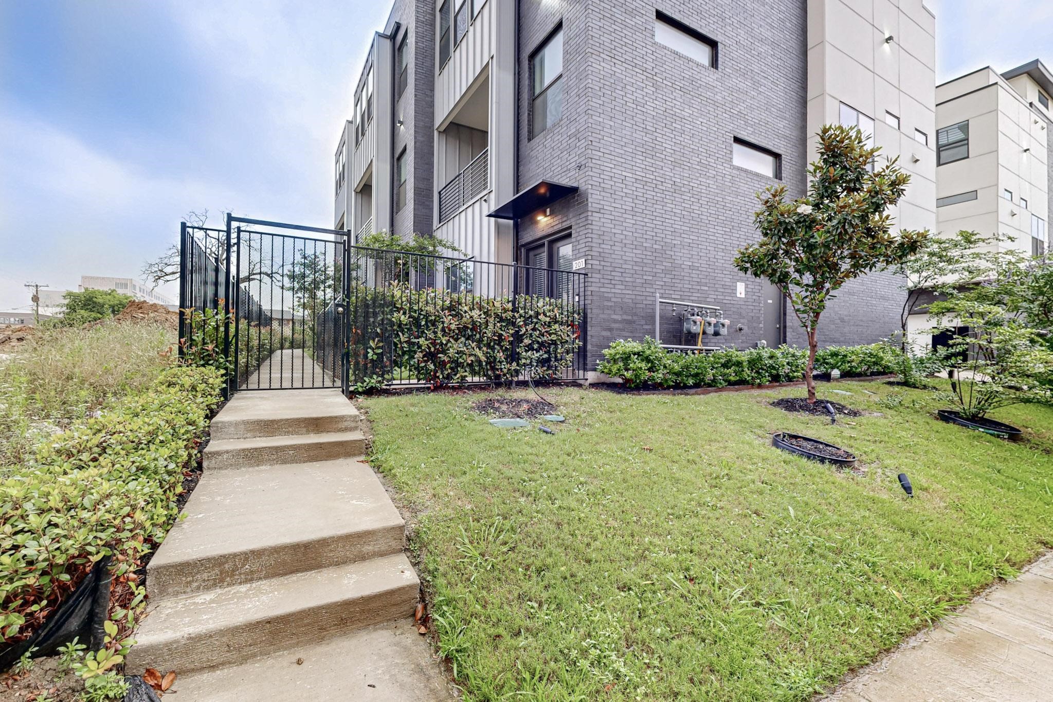 1813 Park Avenue 204