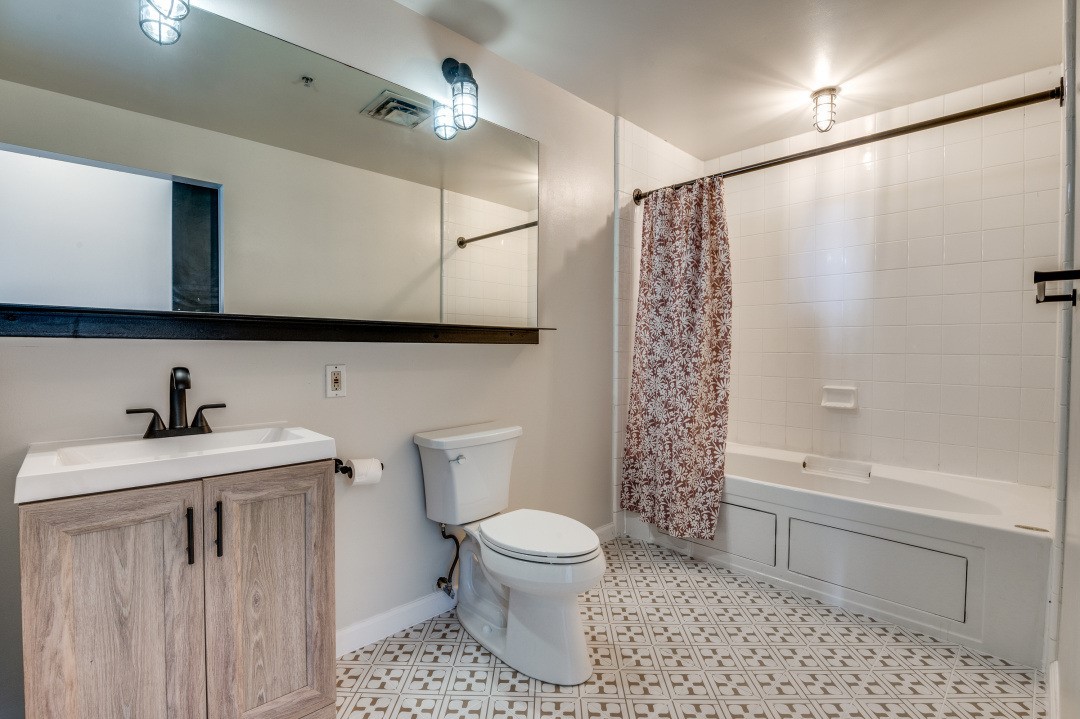 1122 Jackson Street 711